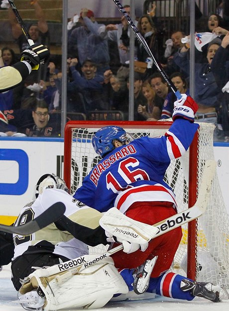 Útoník New York Rangers Derek Brassard podruhé skóruje v utkání proti týmu Pittsburgh  Penguins 