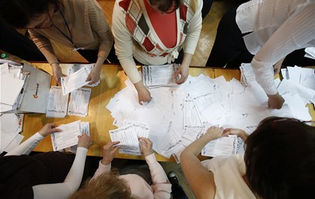 lenové místní volební komise pepoítávají hlasovací lístky v ukrajinském regionu Donck 