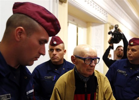 Bývalý maarský komunistický ministr vnitra, dvaadevadesátiletý Béla Biszku byl odsouzen za válené zloiny. 