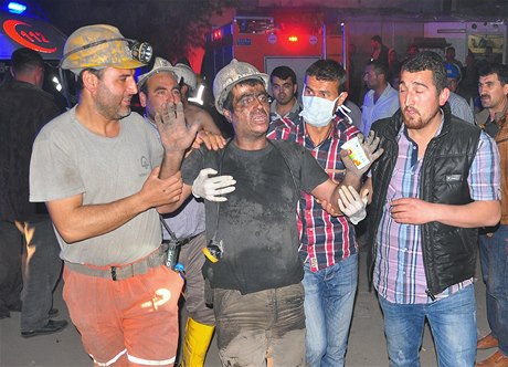 ivoty nejmén 17 horník si vyádala exploze a následný poár v uhelném dole na západ Turecka. 