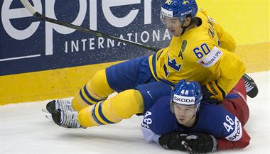 Mikael Backlund (nahoe) ze vdska a esk reprezentant Tom Hertl bojuj o...