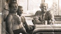 Tuto fotografii měl u sebě neznámý padlý z Pražského povstání (sedí uprostřed). Na rubu je jméno Gustav Musil a adresa do okresu Čáslav. Nepoznáte někoho z tohoto snímku? | na serveru Lidovky.cz | aktuální zprávy