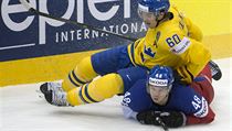 Mikael Backlund (nahoře) ze Švédska a český reprezentant Tomáš Hertl bojují o... | na serveru Lidovky.cz | aktuální zprávy