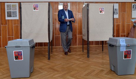 Bývalý prezident Václav Klaus odevzdal 24. kvtna v Praze svj hlas ve volbách...