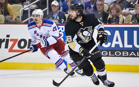 Kris Letang (vpravo) pi zápase s Rangers.