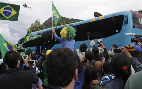 Protestující obklopily autobus, který peváel fotbalisty.