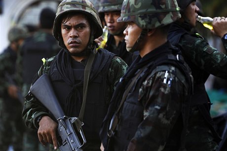 Thajtí vojáci v ulicích Bangkoku.