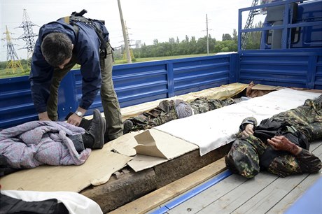 Nejmén pt mrtvých si vyádaly potyky mezi ukrajinskými vojáky a proruskými...