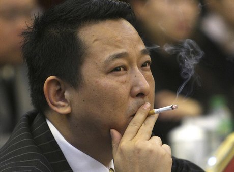inský magnát Liu Chan s cigaretou na snímku z roku 2008