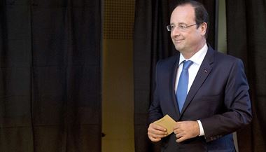 Jako dn oban se k volbm dostavil i francouzsk prezident Francois Hollande.