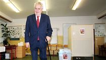 Prezident Miloš Zeman vhodil svůj hlas do hlasovací urny. | na serveru Lidovky.cz | aktuální zprávy