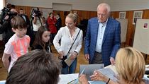 Bývalý prezident Václav Klaus v doprovodu snachy Veroniky a vnoučat odevzdal... | na serveru Lidovky.cz | aktuální zprávy