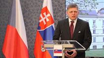 Slovenský premiér Robert Fico podepsal loni v listopadu se svým českým... Slovenský premiér Robert Fico podepsal loni v listopadu se svým českým...