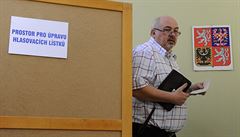 Lidé odevzdávají 23. května ve Slavkově u Brna svůj hlas ve volbách do... Lidé odevzdávají 23. května ve Slavkově u Brna svůj hlas ve volbách do...