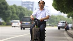 He Liang ídící svj vlastní vynález - pojízdný kufr.