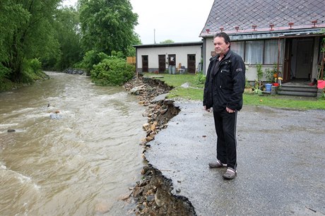 Pavel Kopecký ped svým domem ohroeným povodní.