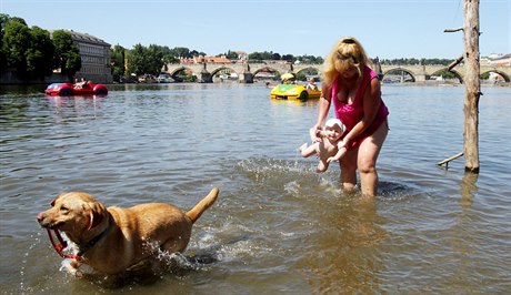 Nkteí lidé se nezdráhali zchladit ve Vltav.