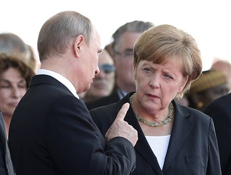 Nmecká kancléka Angela Merkelová hovoí s ruským prezidentem Vladimirem...