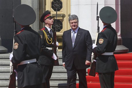 Petro Poroenko ped sloením prezidentské písahy.