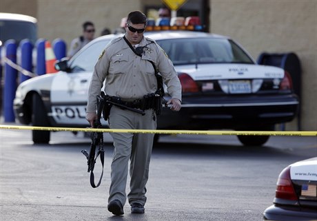Policista v Las Vegas jde od místa stelby poblí Wal-Martu.