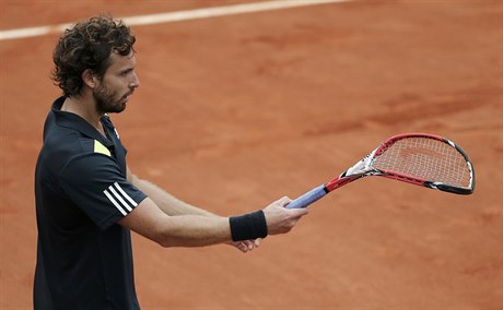 Ernests Gulbis zlomil raketu i pi utkání s Rogerem Federerem.