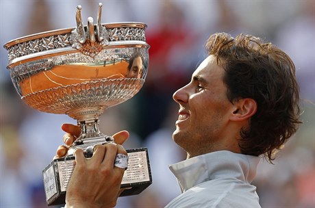 Rafael Nadal podeváté zvedá pohár pro vítze French Open.