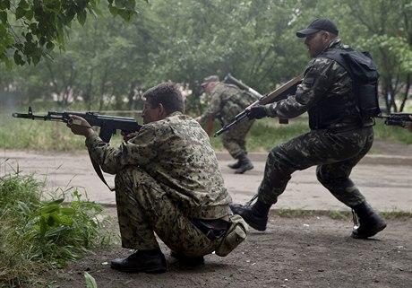 Prorutí rebelové bhem boj ve východoukrajinském Luhansku.