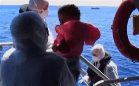 Uprchlíky z Afriky zachránila italská pobení strá.