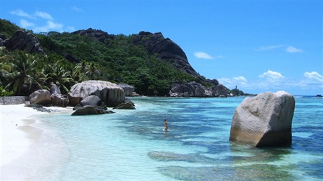 Plá Anse Source d´Argent na ostrov La Dique.  Seychelské ostrovy.