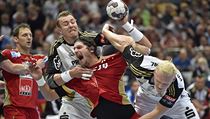 Filip Jícha (uprostřed v bílém) v souboji. | na serveru Lidovky.cz | aktuální zprávy
