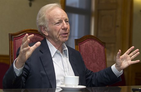 Joe Lieberman, bývalý americký senátor na konferenci v praském Aspen Institutu