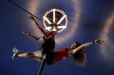 eny pedvádí pole dance v cirkusu v Monterrey.