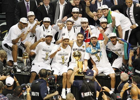 Tým San Antonia Spurs slaví po výhe nad Miami Heat.