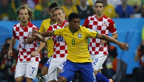 Neprojdete! Brazilec Paulinho prchá ped trojicí protihrá.