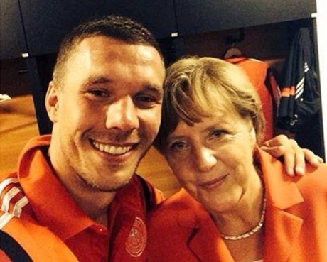 Nmecký útoník Lukas Podolski sdílel fotku s kanclékou Angelou Merkelovou.