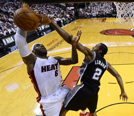 San Antonio opt vyhrálo v Miami a je krok od titulu v NBA .