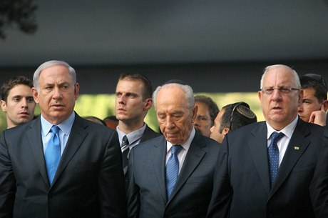 NOvý izraelský prezident Reuven Rivlin (vpravo) na archivním snímku ze íjna...