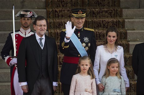 Královská rodina. Král Felipe VI. (uprosted) s královnou Letizií, pod nimi...