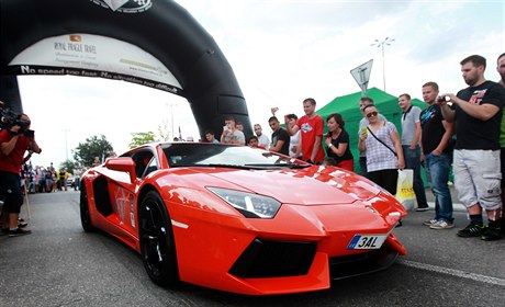 V letoním roníku Diamond Race jsou k vidní napíklad vozidla Lamborghini...