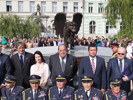 Slavnostního odlení se zúastnili válení veteráni, vnuk Winstona Churchila...