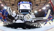 Neprůstřelný. Roztažený brankář Los Angeles Kings Jonathan Quick proti dorážkám... | na serveru Lidovky.cz | aktuální zprávy