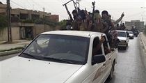 Bojovníci ISIL v ulicích dobytého Mosulu. Bojovníci ISIL v ulicích dobytého Mosulu.