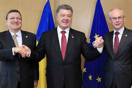 Ukrajinský prezident Petr Poroenko pózuje s Prezidentem EU Hermanem Van...