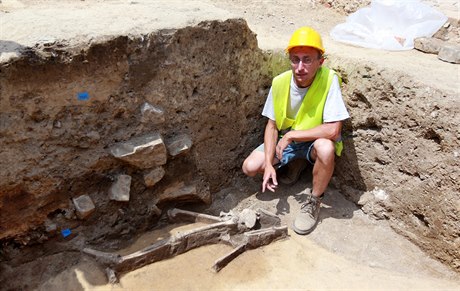 Archeologové nali na Zelném trhu v Brn kostru z doby bronzové.