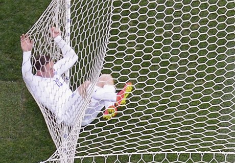 V PASTI. Wayne Rooney symbolizuje anglický zmar.