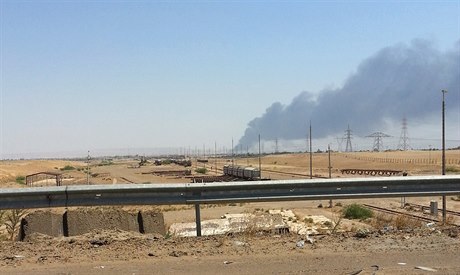 Z nejvtí irácké ropné rafinerie u msta Bajdí stoupá kou.