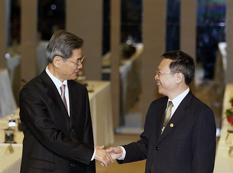 ang '-ün (vlevo), ínský ministr úadu pro záleitosti Tchaj-wanu, si...