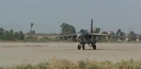 Patrn jeden z pvodn ruských stroj Suchoj Su-25 z Íránu na iráckém letiti.