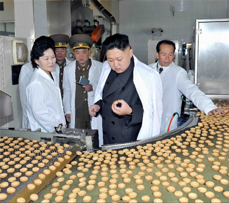 Kim ong-un se dívá na severokorejskou výrobu suenek.