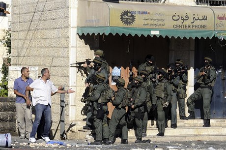 Palestinci se pou s hraniní policií v Jeruzalém bhem stedeních nepokoj....